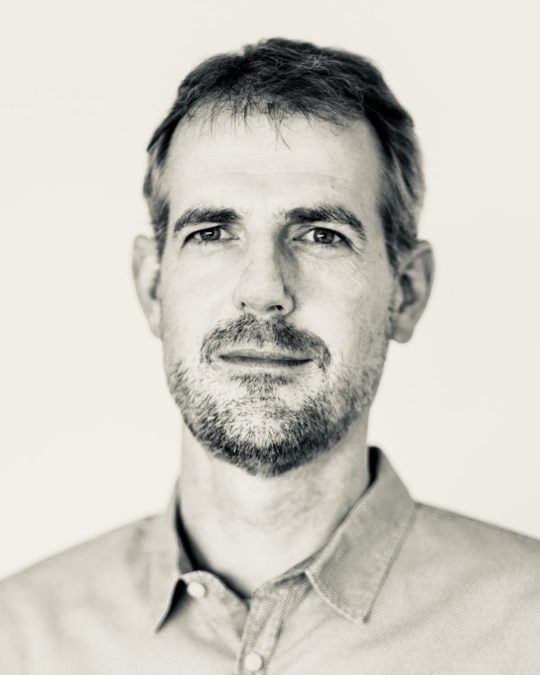 Portrait photo Prof. Dr. Dr. Norman Sieroka